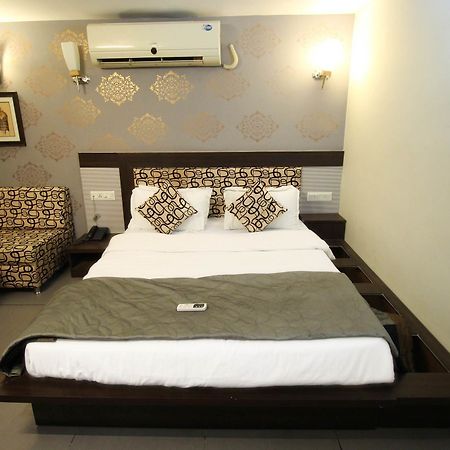 Oyo 4161 Hotel Shailly Inn أحمد أباد المظهر الخارجي الصورة