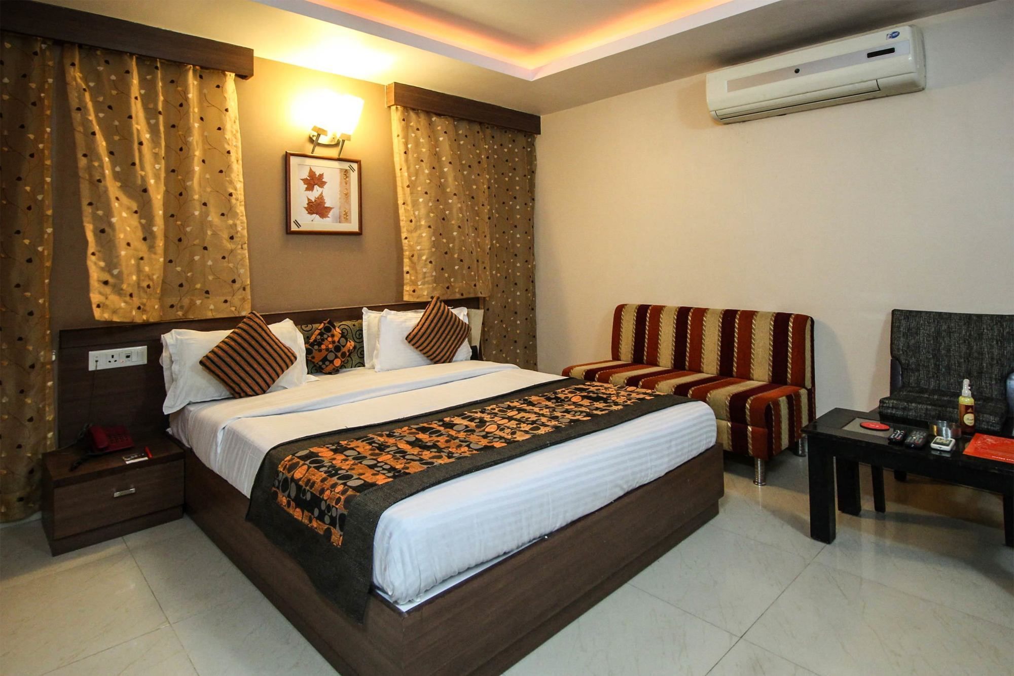 Oyo 4161 Hotel Shailly Inn أحمد أباد المظهر الخارجي الصورة