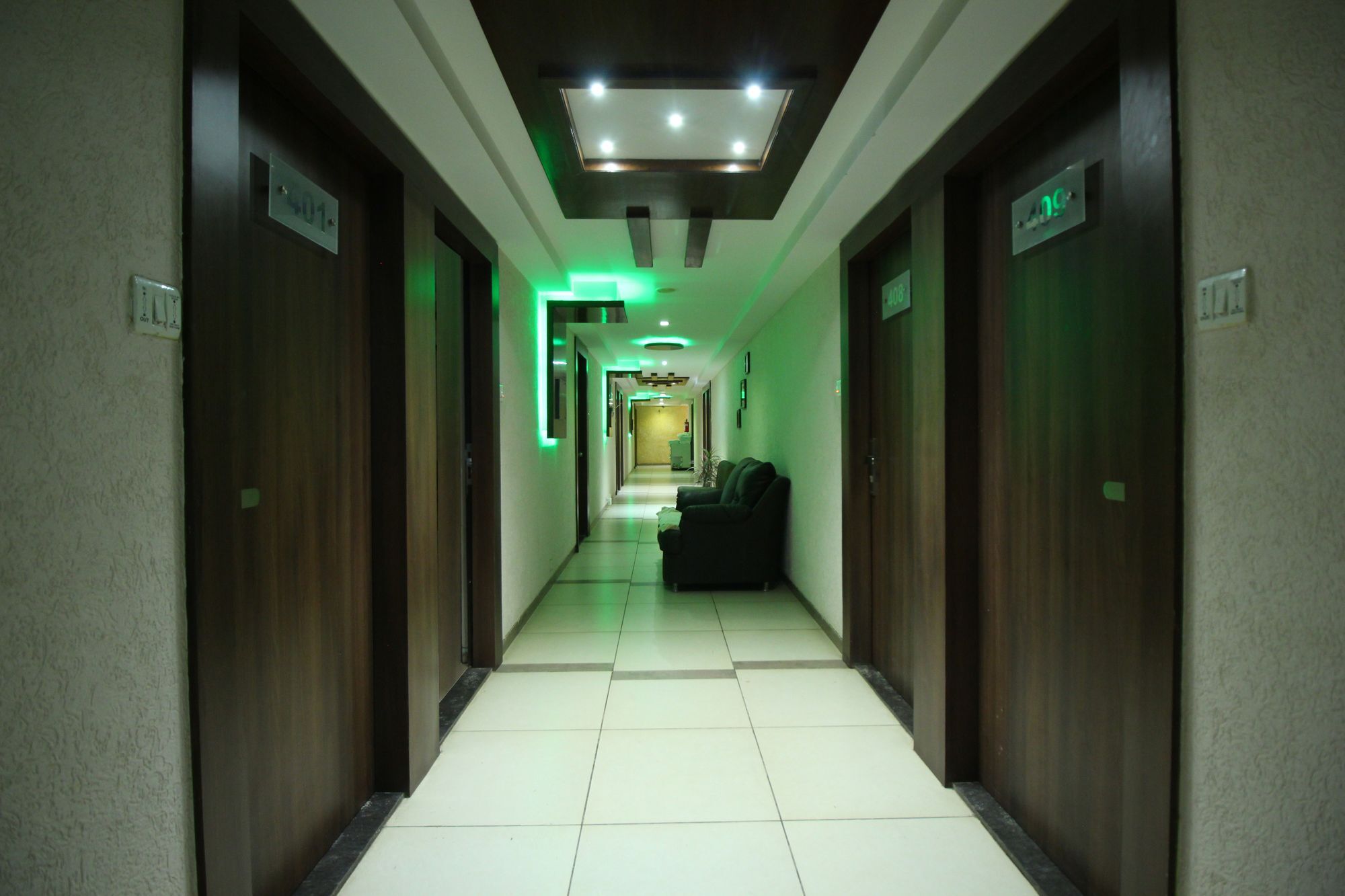 Oyo 4161 Hotel Shailly Inn أحمد أباد المظهر الخارجي الصورة