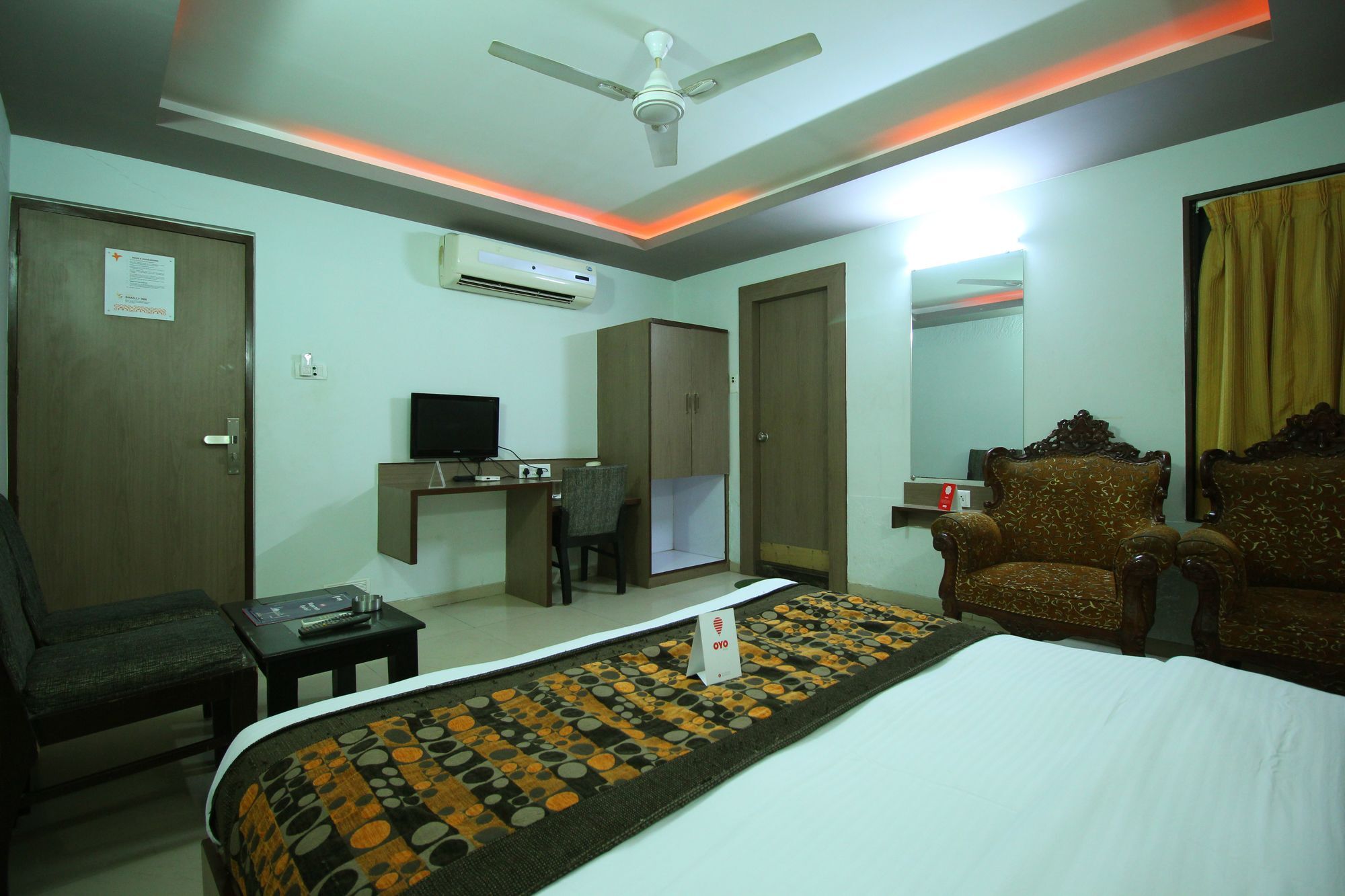 Oyo 4161 Hotel Shailly Inn أحمد أباد المظهر الخارجي الصورة