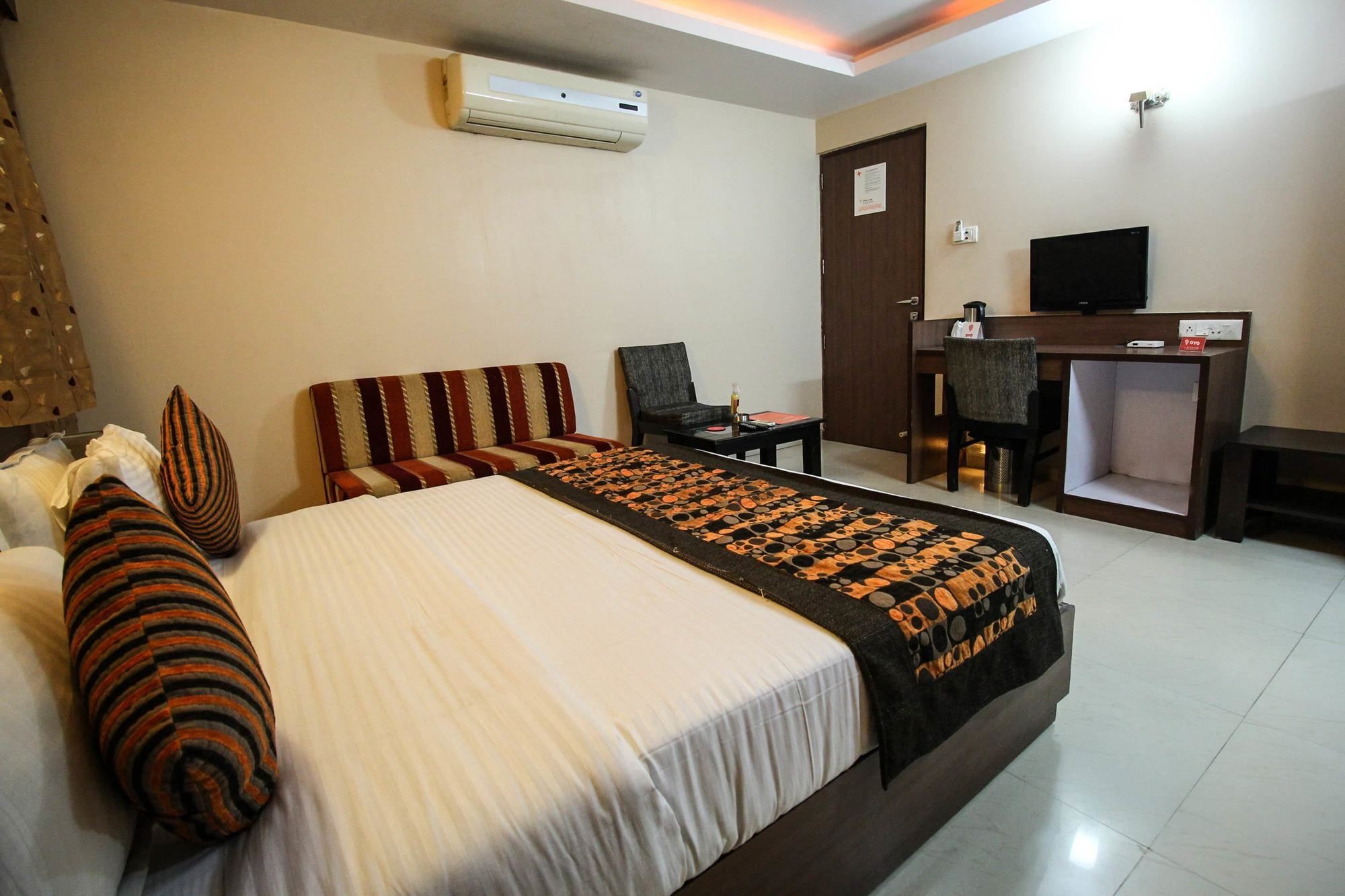 Oyo 4161 Hotel Shailly Inn أحمد أباد المظهر الخارجي الصورة