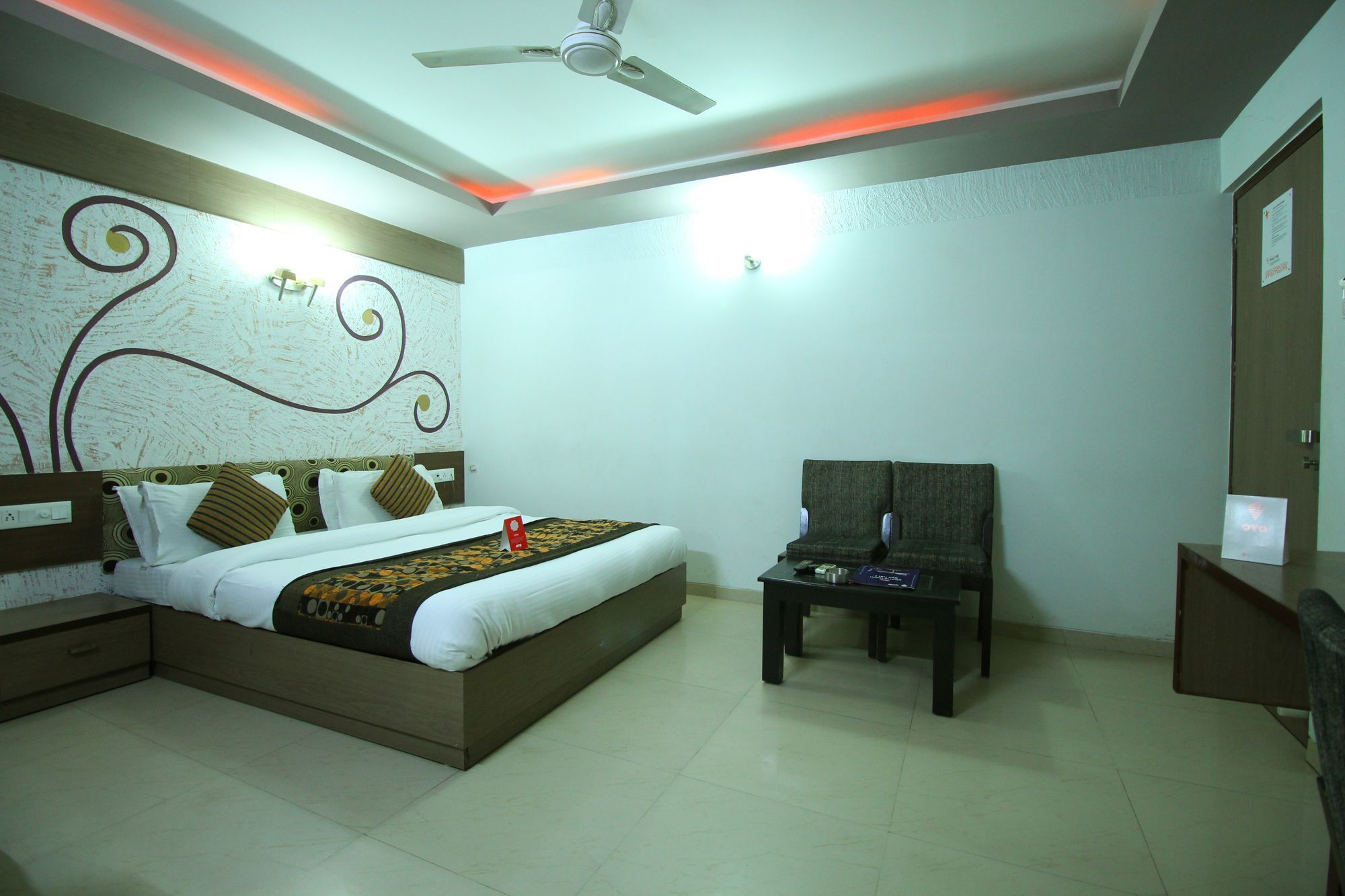 Oyo 4161 Hotel Shailly Inn أحمد أباد المظهر الخارجي الصورة