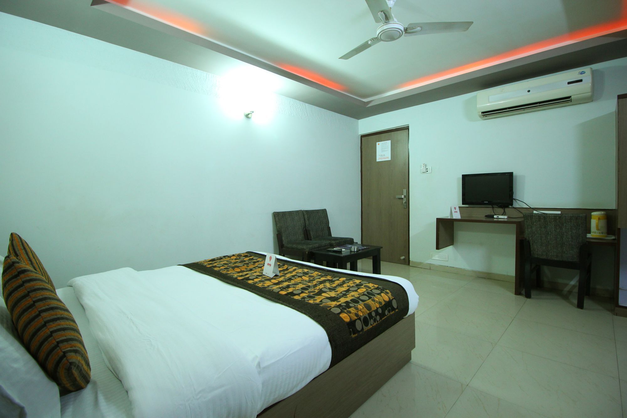 Oyo 4161 Hotel Shailly Inn أحمد أباد المظهر الخارجي الصورة