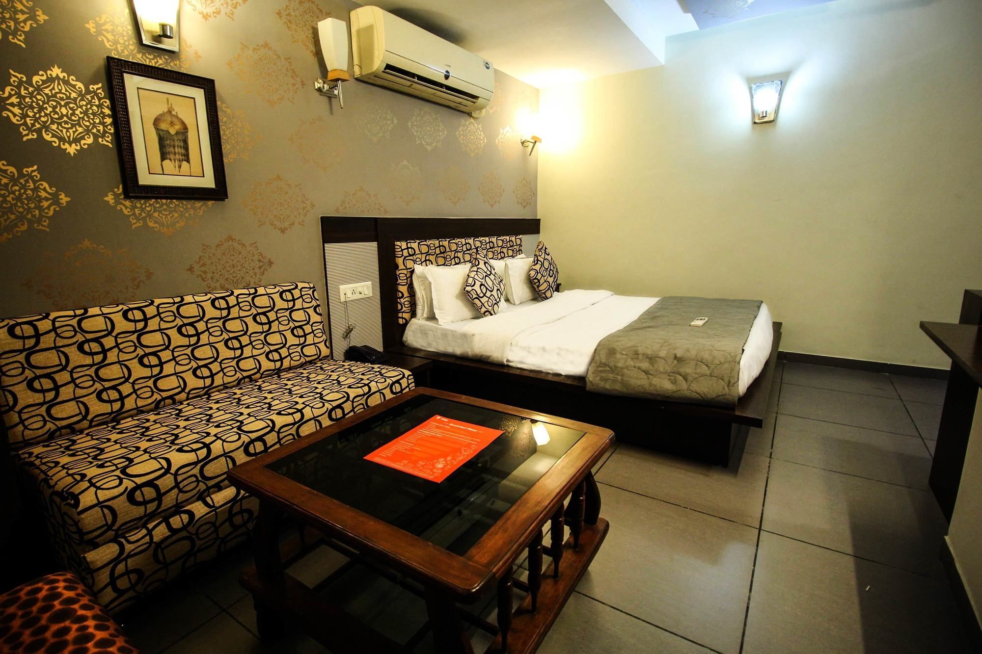 Oyo 4161 Hotel Shailly Inn أحمد أباد المظهر الخارجي الصورة