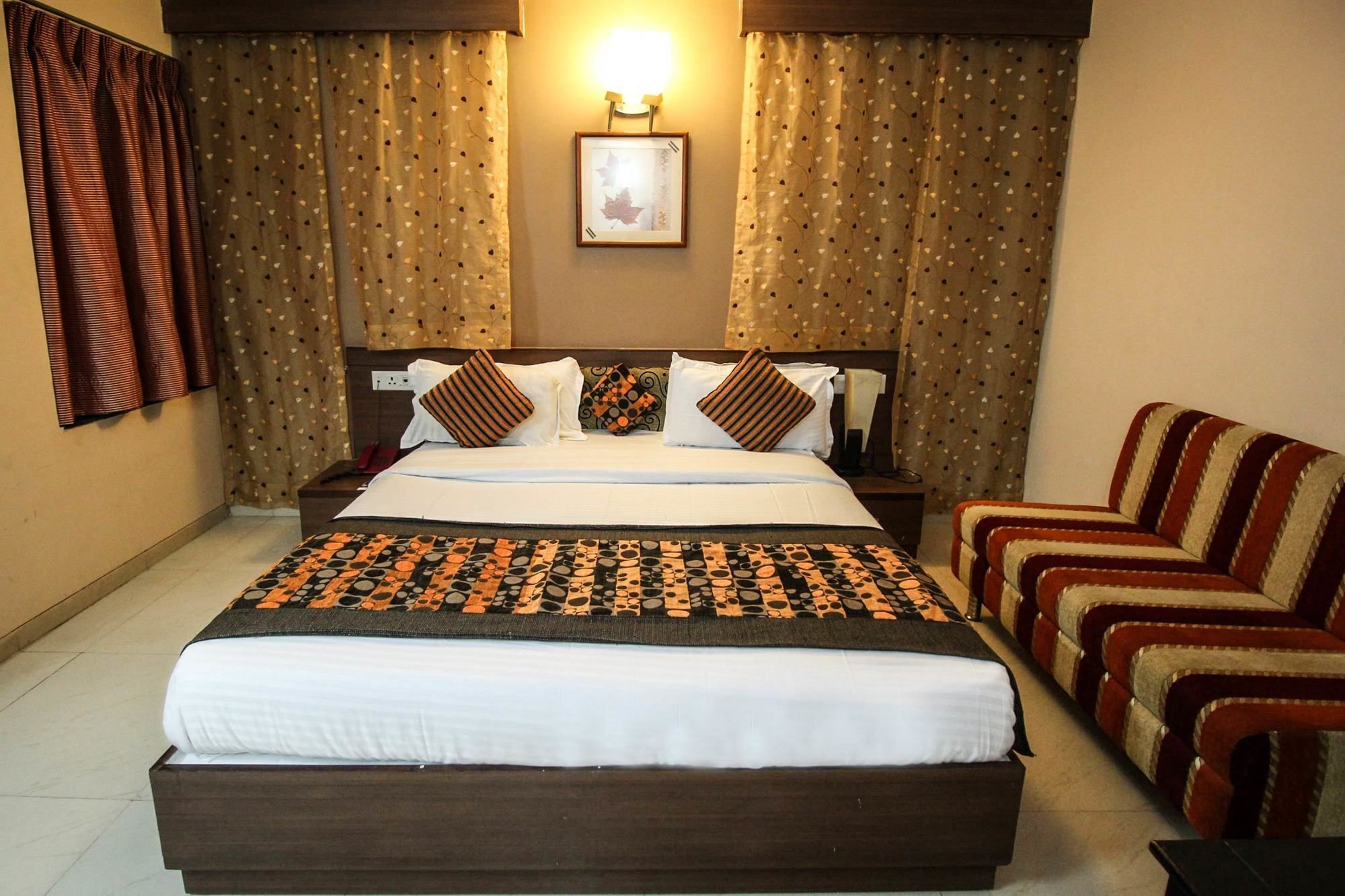 Oyo 4161 Hotel Shailly Inn أحمد أباد المظهر الخارجي الصورة
