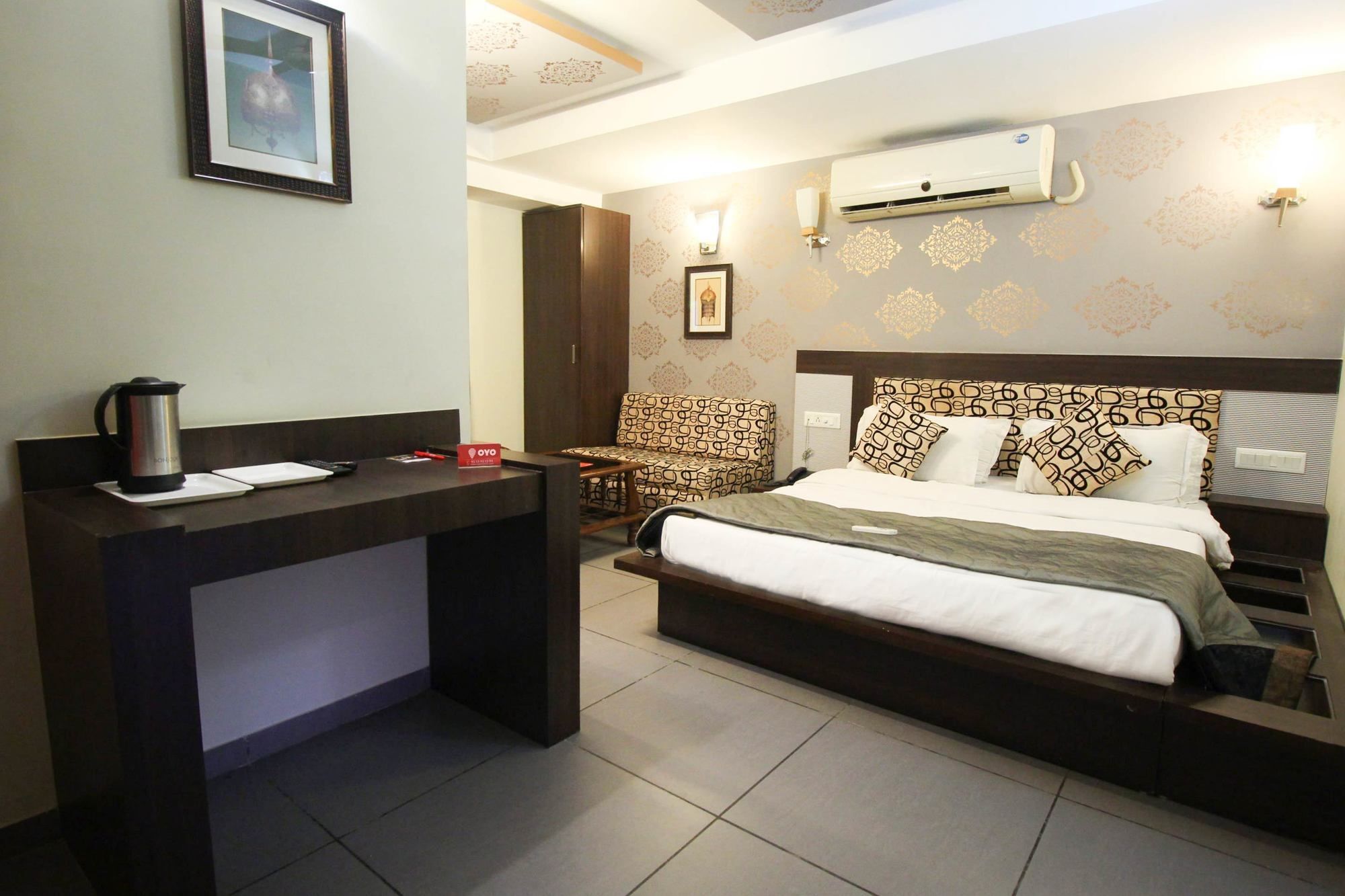 Oyo 4161 Hotel Shailly Inn أحمد أباد المظهر الخارجي الصورة