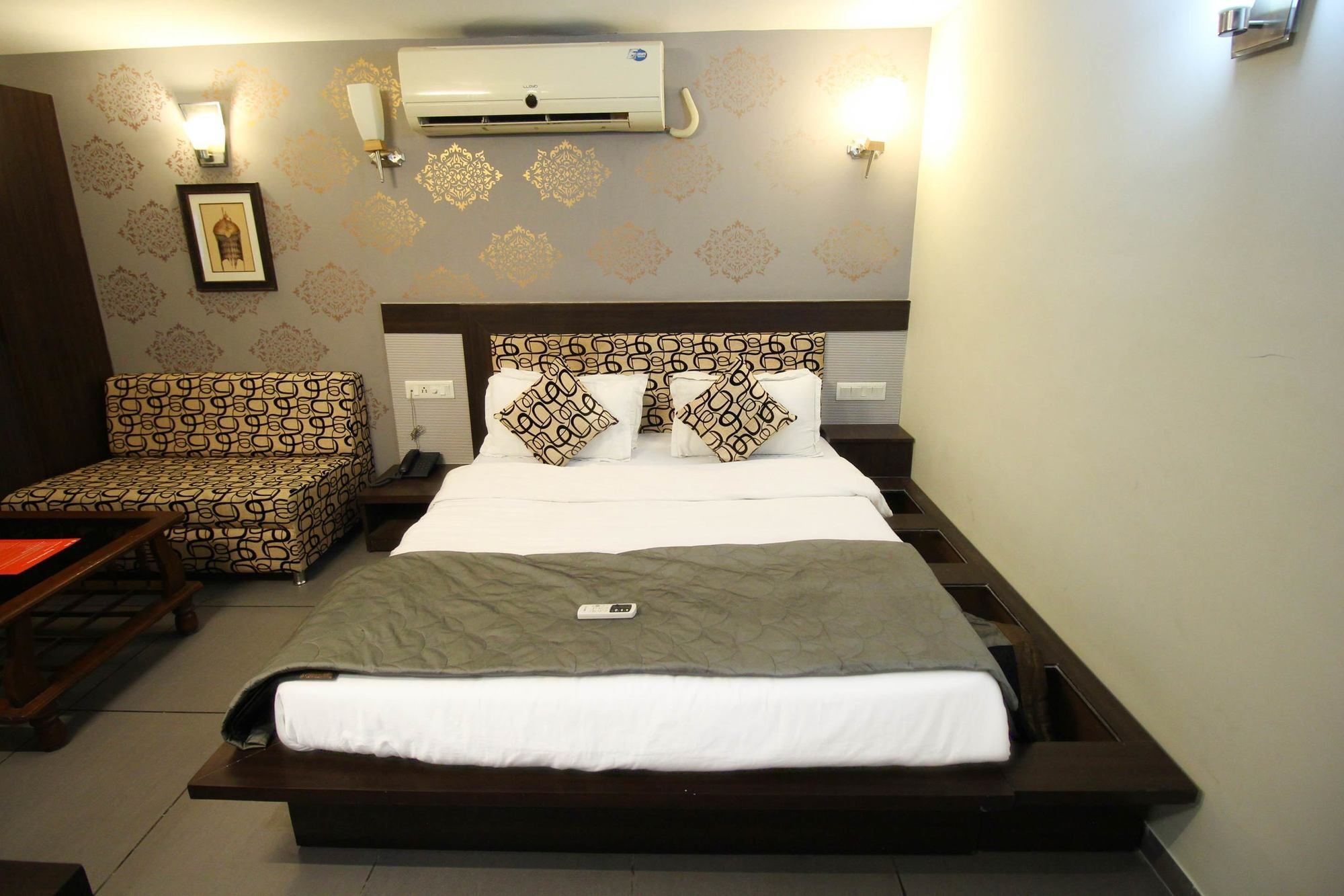 Oyo 4161 Hotel Shailly Inn أحمد أباد المظهر الخارجي الصورة